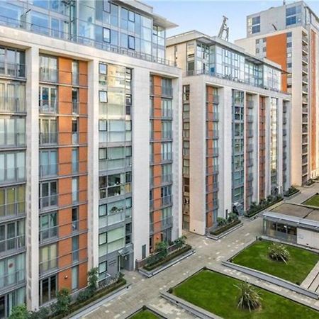 1 Bedroom Apartment Royal Docks ロンドン エクステリア 写真
