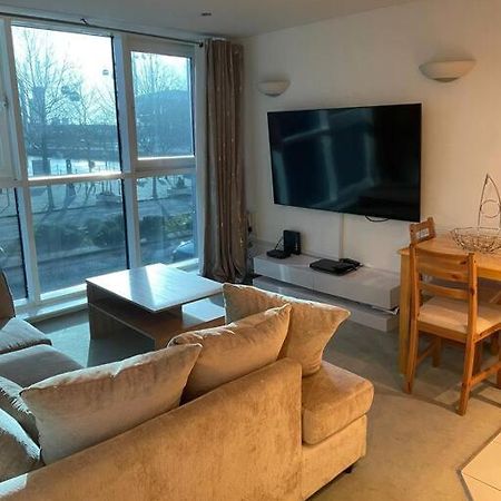 1 Bedroom Apartment Royal Docks ロンドン エクステリア 写真