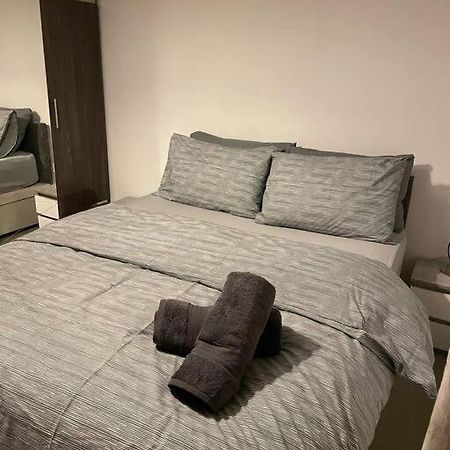 1 Bedroom Apartment Royal Docks ロンドン エクステリア 写真