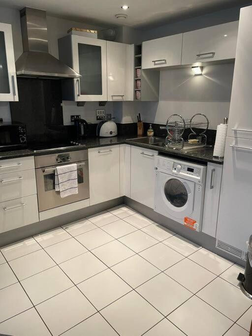 1 Bedroom Apartment Royal Docks ロンドン エクステリア 写真