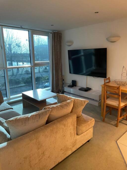 1 Bedroom Apartment Royal Docks ロンドン エクステリア 写真