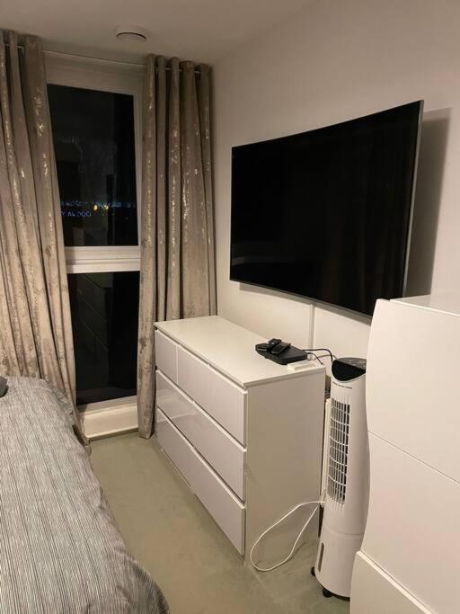 1 Bedroom Apartment Royal Docks ロンドン エクステリア 写真